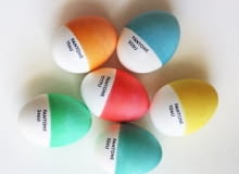 Inspiracją do stworzenia tych niezwykłych pisanek był wzornik Pantone. pisanki, nowoczesne pisanki, malowanie jajek,