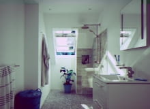 Trzyszybowe okno VELUX GLU polecane jest do kuchni i łazienek. Rdzeń z drewna modyfikowanego termicznie został pokryty odpornym na wodę poliuretanem pomalowanym na biało.