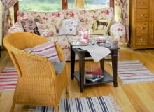 Dawne wnętrza amerykańskie bardzo łatwo jest odtworzyć. W sklepach znajdziemy wiele tkanin o wzornictwie nawiązującym do tego sprzed lat. Oryginalne sprzęty można zastąpić np. meblami w stylu skandynawskim.