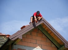 Dekarz musi umieć nie tylko kłaść dachówki, ale też np. wykonać obróbki Dekarz musi umieć nie tylko kłaść dachówki, ale też np. wykonać obróbki