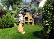 Pan Tomasz w swoim ogrodzie z Howardem - ośmioletnim psem rasy Hovawart. Pan Tomasz w swoim ogrodzie z Howardem - ośmioletnim psem rasy Hovawart.