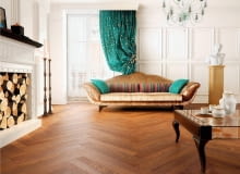 Od wieków jest symbolem siły - wieńcami z dębowych listków Rzymianie przystrajali głowy nie tylko cezarów, ale także zwycięskich wodzów. Historia tych wspaniałych drzew sięga jednak znacznie wcześniejszych czasów - rosły już w paleocenie, czyli 65 milionów lat temu. W pełni zasługują na określenie: długowieczne, bo żyją nawet ponad 700 lat. Na świecie znanych jest więcej niż 200 gatunków dębu. W naszym kraju występuje ich sześć, z czego trzy na dużą skalę: dąb szypułkowy, bezszypułkowy (mniej powszechny) oraz dąb czerwony.<br/> Dąb w odcieniu terra z kolekcji Places Parquet, wzór San Marco Barlinek 231 zł/m kw.