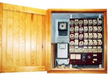 Wielu domorosłych elektryków samodzielnie wykonuje przeróbki w instalacji elektrycznej. W trosce o własne bezpieczeństwo lepiej będzie, jeśli zrobi to elektryk z uprawnieniami. korki topikowe,bezpieczniki elektryczne,rozdzielnica,instalacja elektryczne