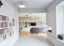 Widok z biblioteczki Nowoczesne wnętrza z elementem zaskoczenia