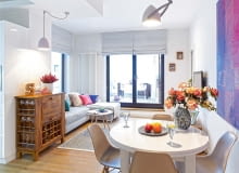 Jasny pok dzienny ożywiają poduszki (z pakamera.pl) leżące na narożnej kanapie (Vieri Divani). Ich odcienie dobrano do kolorystyki obrazu młodego artysty Philippe'a Rębosza. Gospodarze kupili go na Targowisku Sztuki w Arkadach Kubickiego w Warszawie, gdzie swoje prace wystawiają studenci i absolwenci tutejszej ASP. Jasny pok dzienny ożywiają poduszki (z pakamera.pl) leżące na narożnej kanapie (Vieri Divani). Ich odcienie dobrano do kolorystyki obrazu młodego artysty Philippe'a Rębosza. Gospodarze kupili go na Targowisku Sztuki w Arkadach Kubickiego w Warszawie, gdzie swoje prace wystawiają studenci i absolwenci tutejszej ASP.