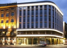 Nowy Dom Jabłkowskich, ul. Chmielna 19. Inwestor: Dom Towarowy 'Braci Jabłkowskich SA' w partnerstwie finansowym i realizacyjnym ze spółką LHI. Czas realizacji 2009-11. Autorzy Ryszard Girtler, Marta Girtler-Szymborska, współpraca Agnieszka Borowska, Dariusz Chychłowski. Powierzchnia użytkowa - 4899 m kw. 07.09.2011 WARSZAWA , BIUROWIEC NOWY DOM JABLKOWSKICH , DOM TOWAROWY BRACIA JABLKOWSCY UL. CHMIELNA 19 . FOT. FRANCISZEK MAZUR / AGENCJA GAZETA SLOWA KLUCZOWE: ARCHITEKTURA PRZEWODNIK KAMIENICA BIUROWCE STOLICA NOWE BUDYNKI