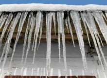 Lodowa gilotyna z sopli zwisa z niejednego bloku. Administracja powinna ogrodzić tern taśmą do czasu pzryjazdu straży pożarnej lub wyszkolonej ekipy, która zlikwiduje to zagrozenie. Lodowa gilotyna z sopli zwisa z niejednego bloku. Administracja powinna ogrodzić tern taśmą do czasu pzryjazdu straży pożarnej lub wyszkolonej ekipy, która zlikwiduje to zagrozenie.