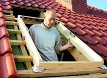 Osadzenie okna jest tańsze podczas krycia dachu 17.11.2006 WARSZAWA MONTARZ OKNA DACHOWEGO NA PODDASZU KROK PO KROKU SESJA DLA MIESIECZNIKA LADNY DOM FOT TOMASZ WAWER / AGENCJA GAZETA