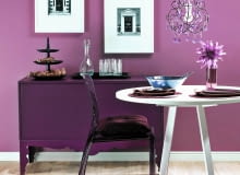 <B>Fiolety, powstałe z połączenia czerwieni i błękitu, godzą sprzeczne cechy tych dwóch kolorów. Są dość chłodne, ale nie zimne, wyraziste, a zarazem spokojne. W tym tkwi tajemnica ich urody.</B> <BR />MEBLE: bufet - 699,99 zł, IKEA; stolik, proj. Piotr Kuchciński - 1348 zł, Noti; krzesło - 726 zł, Kler. POZOSTAŁE: dywan - 999 zł, Komfort; obrazki - 19,99 zł/szt., ramki - 39,99 zł/szt., taca (na bufecie) - 19,99 zł, talerze - 15,99 i 12,99 zł/szt., wazon - 19,99 zł, sztuczny kwiat - 7,99 zł, IKEA; karafka - 179 zł, szklanki - 38 zł/szt., BB Home; patera - 101 zł, Fabryka Form; serwetki - 20 zł/szt., Decolor; podkładki - 9,90 zł/szt., poduszka (na krześle) - 29 zł, home&you; misa - 89 zł, QForma; żyrandol - 328 zł, Home Sweet Home. NA ŚCIANIE: farba z mieszalnika - 45 zł/l, Dulux. 25.07.2013 , KOLOR WZOR , STYLIZACJA JOANNA PLACHECKA , CZTERY KATY FOT. AGATA JAKUBOWSKA / AGENCJA GAZETA SLOWA KLUCZOWE: WNETRZA