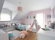 Między nowymi łóżkami stanęła niska półka, przesunięta tu spod innej ściany. Położone na wierzchu miękkie poduchy zmieniły ją w wygodne siedzisko, a wstawione pod blat kosze stały się schowkami na liczne dziecięce skarby. Nowe są również wszystkie dodatki - pościel, narzuty, dywan, obrazki. Z poprzedniego wystroju pozostał wigwam, z którym Aniela nie chciała się rozstać. 08.09.2015 Laki kolo Radzymina . Wnetrza , temat metamorfozy , pokoj dzieciecy , sesja dla : Cztery Katy , projekt i stylizacja Joanna Wardynska . Fot. Michal Mutor SLOWA KLUCZOWE: WNETRZA DEKORACJE DZIECI