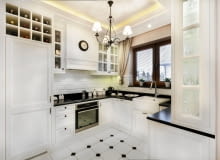 NA ŚCIANIE Z OKNEM nie ma szafek wiszących, pod którymi najczęściej instaluje się oświetlenie blatu. Aby ta część ciągu roboczego była dobrze oświetlona również wieczorem, w podwieszonym suficie nad oknem zamontowano halogeny - ich światło pada prosto na blat, a dodatkowo rozjaśnia całe wnętrze. Kuchnia, meble kuchenne, pomysł na kuchnię