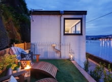 Domek nocą. Mały, ale wygodny domek nad brzegiem morza