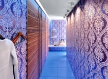 <b> DŁUGI I WĄSKI. Jedna ze ścian przedpokoju, wykończona wzorzystą tapetą, służy tylko jako ozdoba - nie ma na niej nawet lustra. Na drugiej ścianie znajduje się kilkoro drzwi. Wbrew pozorom nie za wszystkimi kryją się szafy i szafki - dwoje z nich prowadzi do kolejnych pomieszczeń (jeśli przedpokój jest dobrze oświetlony sztucznym światłem, można zrezygnować z przeszkleń). Zamiast klamek zamocowano na nich takie same uchwyty jak w drzwiach do szaf - długie pionowe relingi. </b> <BR /> Oświetlenie jest dyskretne, ale jasne. Z lewej strony zainstalowano listwę LED, z prawej - halogeny (w podwieszanym suficie oraz w ścianie, tuż nad podłogą).