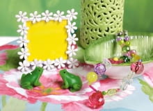 <B>Kwiaty, owady, zwierzaki na tle soczystej zieleni, żółci i pastelowego różu. Przyroda zaczyna wreszcie rozkwitać. Wpuśćmy ją do mieszkań - to koniec zimowego snu.</B> <BR />DEKORACJE. Z nutką humoru. Ramka na zdjęcie 79 zł, Scandinavian Living; patera-liść 110 zł, świece-żabki 21 zł/4 szt., Ludwik Styl; wazon 49 zł, home&you; tkanina (w tulipany) 120 zł/m, Home Sweet Home; korale 160 zł, Glamstore. 11.02.2011 , 4 KATY , SESJA DEKORACJE , TEMAT WIOSNA , STYLIZACJA JOANNA PLACHECKA. FOT. MICHAL MUTOR / AGENCJA GAZETA