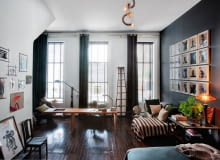 W części sypialni powstał gabinet. Biurko zaprojektował gospodarz. O ścianę oparta jest francuska drabina ogrodowa z 1920 roku. Na sofie oryginalna berberyjska narzuta. Żyrandol ze szkła z Murano projektu weneckiego artysty Carla Nasona. W części sypialni powstał gabinet. Biurko zaprojektował gospodarz. O ścianę oparta jest francuska drabina ogrodowa z 1920 roku. Na sofie oryginalna berberyjska narzuta. Żyrandol ze szkła z Murano projektu weneckiego artysty Carla Nasona.