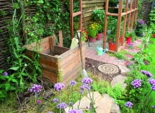 Kompostownik otwarty we wzorowo przygotowanym kąciku do produkcji kompostu. Kompostownik otwarty we wzorowo przygotowanym kąciku do produkcji kompostu.