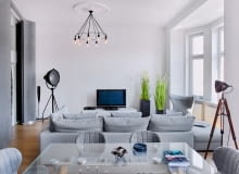 Monochromatyczna aranżacja świetnie komponuje się z wnętrzami o ponad stuletnim rodowodzie. Lampy na trójnogach pochodzą ze sklepu Brocante Warszawski. Monochromatyczna aranżacja świetnie komponuje się z wnętrzami o ponad stuletnim rodowodzie. Lampy na trójnogach pochodzą ze sklepu Brocante Warszawski.