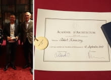 Robert Konieczny  podczas ceremoni przyjęcia do grona zagranicznych członków Francuskiej Akademii Architektury..