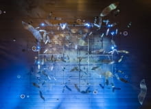 Szklana instalacja Edyty Barańskiej redefiniuje przestrzeń DOMOTEKI Szklana instalacja Edyty Barańskiej redefiniuje przestrzeń DOMOTEKI