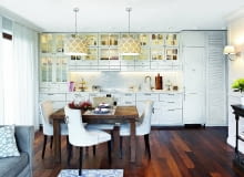 Kuchenne szafki (z IKEA) są wzorowane na tych z filmu 'Lepiej późno niż później' - inspirowanych stylem Hamptons. Nad blatem Katarzyna położyła sześciokątne płytki... podłogowe (marki Equipe). Do stołu znalezionego w sklepie ze starociami w Sierpcu dobrała krzesła z Mint Grey. KUCHENNE SZAFKI (z IKEA) są wzorowane na tych z filmu 'Lepiej późno niż później' - inspirowanych stylem Hamptons. Nad blatem Katarzyna położyła sześciokątne płytki... podłogowe (marki Equipe). Do stołu znalezionego w sklepie ze starociami w Sierpcu dobrała krzesła z Mint Grey.