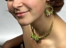 Jest to niewątpliwie precyzyjna, prawie jubilerska, praca wymagająca nie tylko wyobraźni, ale również talentów manualnych. Te niecodzienne ozdoby - roślinne naszyjniki, kolczyki i bransolety - mogą być propozycją dla panny młodej, jak również ciekawym dodatkiem wieczorowej kreacji, które zwrócą uwagę na przyjęciu czy w teatrze. 24.08.2004 WARSZAWA , SESJA , KWIATY