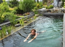 Schwimmteich/ Swimmingpool mit Filterzone und Terrasse im Hintergrund und schwimmender m nnlicher Person. SLOWA KLUCZOWE: Bockholt Deutschland Filterzone Fitnessgarten FocusOnGarden Garten Gartenebene Gartenfeature Gartenreportage Gartenreportage Bockholt gartenteich Hausgarten J´rgen Becker Leute Mann Mensch modern Moderner Garten People pflegeleichter Garten pool Schwimmteich Schwimmteich mit Filterzone Sommer swimming pool wasser Wassergarten Ziergarten Querformat