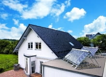 Problemu nadmiaru ciepła można produkowanego przez instalację solrną możemy uniknąć, montując odpowiedni rodzaj kolektorów lub ustawiając je pod większym kątem Problemu nadmiaru ciepła można produkowanego przez instalację solrną możemy uniknąć, montując odpowiedni rodzaj kolektorów lub ustawiając je pod większym kątem