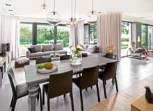 W relatywnie niewielkiej strefie dziennej ściany zastąpiono bardziej iluzorycznymi podziałami. Strefy funkcjonalne wyznaczają tu lampy, a także różne rodzaje podłogi: dębowe deski w części wypoczynkowej i przypominająca beton posadzka Colledani (masa na bazie cementu i żywicy epoksydowej), która z holu przechodzi do salonu, wytyczając obszar jadalni. W relatywnie niewielkiej strefie dziennej ściany zastąpiono bardziej iluzorycznymi podziałami. Strefy funkcjonalne wyznaczają tu lampy, a także różne rodzaje podłogi: dębowe deski w części wypoczynkowej i przypominająca beton posadzka Colledani (masa na bazie cementu i żywicy epoksydowej), która z holu przechodzi do salonu, wytyczając obszar jadalni.