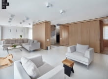 Otwarta przestrzeń, daje wrażenie ciągłości i przejrzystości. nowoczesne wnętrza w bieli i drewnie