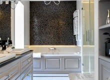 ŁAZIENKA. Eelegancja w stylu francuskim. Stonowane barwy (biel i kilka odcieni szarości), sztukaterie, puchaty dywanik oraz pochodzące z tej samej serii wzorniczej kinkiety i lampa - każda z tych rzeczy równie dobrze wyglądałaby w salonie. ŁAZIENKA. Eelegancja w stylu francuskim. Stonowane barwy (biel i kilka odcieni szarości), sztukaterie, puchaty dywanik oraz pochodzące z tej samej serii wzorniczej kinkiety i lampa - każda z tych rzeczy równie dobrze wyglądałaby w salonie.