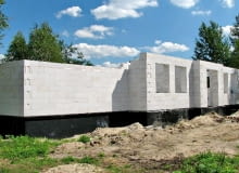 Dom budowany w technologii jednowarstwowej z betonu komórkowego