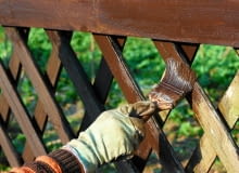 Zaimpregnowane drewno można dla ozdoby pomalować farbą kryjącą