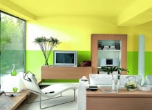 W pomieszczeniach, w których ściany są gładkie i równe, możemy zastosować farbę półmatową, która nadaje powierzchni ładną satynową poświatę. farby