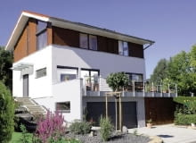 Ze względu na frontowe usytuowanie strefy wypoczynkowej, należy szczególnie zadbać o spójność i harmonię materiałów użytych do wykończenia tarasu, elewacji frontowej i dachu. dom jednorodzinny