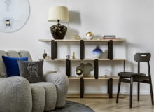 #wspierampolskidesign Fotel Wadi projektu Tomka Rygalika (Nobobono), poduszka z haftem Art No1 (Maja Laptos Studio), regał Inteligo oraz krzesło Jonas (Take Me Home), obraz olej na płótnie „Insatiability. One Day I’ll fly away” oraz rzeźby w kształcie oka Okagesama (AINA), lampa Parma (4Concepts), wazon Irena (Malwina Konopacka). wnętrza aranżacja wnętrz design projekt wnętrz polski design wspieram polski design