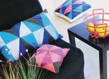 Jeśli chcesz mieć niepowtarzalną ramę lustra, zasłonkę lub poduszkę, udekoruj je mozaikowymi albo patchworkowymi ornamentami. Choć to techniki zdobnicze znane od wieków, wciąż są bardzo modne. I wcale nie takie trudne! Pokazujemy kilka pomysłów na tyle prostych, by poradziła sobie z nimi osoba niewprawiona w rękodziele. <BR />Patchworkowe poduszki. Szycie patchworków to prawdziwa sztuka, której można się uczyć latami. My proponujemy wersję uproszczoną - wzór składający się z trójkątów. Do uszycia są potrzebne: tkaniny w czterech kolorach, brystol, igła, nici, nożyczki, linijka, pisak. Jeśli chcesz mieć niepowtarzalną ramę lustra, zasłonkę lub poduszkę, udekoruj je mozaikowymi albo patchworkowymi ornamentami. Choć to techniki zdobnicze znane od wieków, wciąż są bardzo modne. I wcale nie takie trudne! Pokazujemy kilka pomysłów na tyle prostych, by poradziła sobie z nimi osoba niewprawiona w rękodziele. <BR />Patchworkowe poduszki. Szycie patchworków to prawdziwa sztuka, której można się uczyć latami. My proponujemy wersję uproszczoną - wzór składający się z trójkątów. Do uszycia są potrzebne: tkaniny w czterech kolorach, brystol, igła, nici, nożyczki, linijka, pisak.