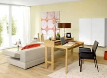 SWO_0408_83 Wohnzimmer in dessen Raummitte ein Sekretaer platziert wurde, Wohnen, Wohneinrichtung, Einrichtung, Wohndesign, Wohnkultur, Wohnung, innen, Wohnraum, Moebel, Mobiliar, Holzsekretaer, Holz, Eichenholz, Schreibtisch, Arbeitstisch, Sofa, Couch, Stuhl, Sessel, Bild, Gemaelde, Kunst, Kultur, Holzfussboden, Leuchte, Lampe, Tischleuchte, Tischlampe, Beleuchtung, Fenster, Panoramafenster, hell, modern, freundlich, Accessoire, Accessoires, Wohnaccessoire, Wohnaccessoires Living room with davenport placed in the center of the room, sofa, couch, chair, armchair, painting, art, culture, wooden floor, window, picture-window, centre, center, middle, live, dwell, reside, living, home deocr, interior decoration, interior design, davenport, furnishing, furniture, inside, indoor, chattels, living room, sitting room, wooden davenport, writing table, desk, wood, oak, light, lamp, table light, table lamp, illumination, lighting, light, bright, modern, friendly, accessory, accessories, living accessory, living accessories