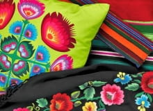 Moda na polską sztukę ludową zapewne nie skończy się w najbliższej przyszłości. Projektanci utwierdzają nas w przekonaniu, że wycinanki kurpiowskie, łowickie pasiaki czy góralskie haftowane róże to motywy pasujące do nowoczesnych wnętrz. <BR />Chusta - Arex; poduszka, bieżniki - Kapela. 30.09.2010 , WNETRZA , SESJA KOLOR I WZOR , TEMAT POLSKI FOLKLOR ( DLA : CZTERY KATY ) . STYLIZACJA JOANNA PLACHECKA , ASYSTENT FOTO LUKASZ FALKOWSKI .