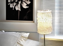 <B>Tkanina jest niezawodna, jeśli chcemy uatrakcyjnić wygląd pozbawionego stylu albo podniszczonego abażura czy karnisza. Przedstawiamy kilka pomysłów.</B> <BR /><B>Abażur z duszą.</B> Gdy prosta lampka nie pasuje do nowego stylu wnętrza albo znudził się nam czy przebarwił abażur, owińmy go dekoracyjną gumką z falbanką (do kupienia w pasmanterii). Mało pracy, niski koszt, a efekt interesujący.