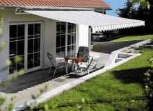 Markiza tarasowa (na zdjęciu: 3x2 m, ale można zamówić dowolny wymiar) z napędem elektrycznym, z mocnej tkaniny akrylowej; ok. 4300 zł D-7.5.3