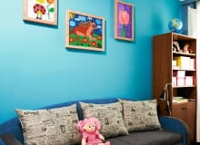 METAMORFOZY POKOJU DZIECKA. Starą sofę zastąpiono nową, większą. Mebel w zgaszonym odcieniu niebieskiego i chłodnej szarości ożywiły poduchy w modny gazetowy wzór. Tkaniny zostały wybrane z próbnika przez Maję i rodziców. Łóżko wygląda więc tak, jak chciała dziewczynka. Na jasnoturkusowej ścianie - wystawa prac Mai. METAMORFOZY POKOJU DZIECKA. Starą sofę zastąpiono nową, większą. Mebel w zgaszonym odcieniu niebieskiego i chłodnej szarości ożywiły poduchy w modny gazetowy wzór. Tkaniny zostały wybrane z próbnika przez Maję i rodziców. Łóżko wygląda więc tak, jak chciała dziewczynka. Na jasnoturkusowej ścianie - wystawa prac Mai.