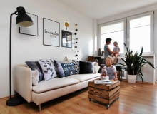 SALON. Ścianę nad kanapą zdobią plakaty w metalowych ramach oraz kartki z sentencjami (pani Urszula wybiera te maksymy, które ją inspirują i wprowadzają całą rodzinę w dobry nastrój). Zaletą takiej dekoracji jest to, że łatwo ją wymienić - kartki są przyklejone do ściany za pomocą ozdobnej taśmy (washi tape). OLYMPUS DIGITAL CAMERA