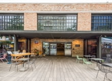 Dziedziniec przed Halą Koszyki w Warszawie Dziedziniec przez Halą Koszyki w Warszawie