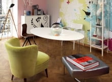 Niektóre meble, np. fotel i etażerkę, wyciągnięto z lamusa i odnowiono, nie przywiązując nadmiernej wagi do historycznej poprawności (czyli w tak modnym dzisiaj stylu vintage). Jak się okazało, świetnie wyglądają w towarzystwie nowoczesnych sprzętów. WNETRZA LACZENIE STYLOW POKOJ MEBLE