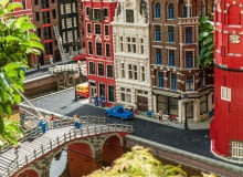 Kamienice Amsterdamu - model wykonany z klocków LEGO. Kamienice Amsterdamu - model wykonany z klocków LEGO.