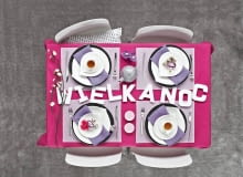 Żurek ugotowany, baby upieczone, pozostaje odświętnie nakryć stół. I tu możemy puścić wodze fantazji. Jedynym ograniczeniem jest styl zastawy i kolorystyka wnętrza. Zastawa: talerze (białe) - 105 i 75 zł/szt., filiżanki - 70 zł/szt., spodki - 39 zł/szt. Villeroy & Boch; talerze (czarne) - 19,99 zł, IKEA; sztućce - 494,90 zł/komplet, dzbanek - 79,90 zł, Duka; Dodatki: literki - 11 zł/szt., Leroy Merlin; tkanina (obrus) - 29,99 zł/m, świeczki - 12,99 zł/3 szt., IKEA; podkładki - 15 zł/szt., home&you; serwetki - 15 zł/szt., Art Manus; jajka-zawieszki - 27 zł, zajączek - 39 zł, jajko (srebrne) - 13 zł, Bed & Breakfast; sztuczna gałązka - 35 zł, Fabryka Wnętrz; pozostałe: stół - 169,99 zł, krzesła - 199,99 zł/szt., poduszka 29,99 zł, IKEA; dywan - 999 zł, Komfort. 09.02.2012 , WIELKANOC , STYLIZACJA JOANNA PLACHECKA . FOT. MICHAL MUTOR / AGENCJA GAZETA SLOWA KLUCZOWE: WNETRZA