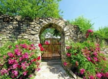 Wejście na teren posesji (jak zresztą całe ogrodzenie) powinno harmonizować z otoczeniem. Najlepiej więc zbudować je z materiałów występujących w najbliższej okolicy - tych samych, z których wznieśliśmy inne elementy małej architektury ogrodowej (np. murki, podmurówkę domu). Tutaj użyto drewna i kamieni wykopanych w czasie budowy domu. Wejście na teren posesji (jak zresztą całe ogrodzenie) powinno harmonizować z otoczeniem. Najlepiej więc zbudować je z materiałów występujących w najbliższej okolicy - tych samych, z których wznieśliśmy inne elementy małej architektury ogrodowej (np. murki, podmurówkę domu). Tutaj użyto drewna i kamieni wykopanych w czasie budowy domu.