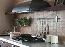 Mozaika z płytek ceramicznych imitujących drewno - elementy pochodzące z jednej kolekcji łatwiej do siebie dopasować kuchnia,płytki ceramiczne,płytki ścienne,płytki kuchenne