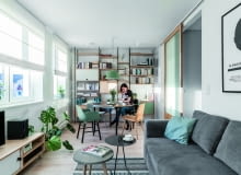 Znakiem rozpoznawczym mieszkania jest zastosowanie sklejki brzozowej oraz delikatnej kolorystyki z charakterystycznymi zielonymi dodatkami i akcentami. Proste formy i naturalne materiały to typowe elementy aranżacji wnętrz w stylu skandynawskim. aranżacja salonu w stylu skandynawskim