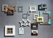 Zdjęcia bliskich i przyjaciół, rodzinne spotkania i uroczystości, obrazki z wakacji - ujmijmy je w piękne ramy, ramki i rameczki. Niech podkreślają ich emocjonalną wartość i budzą miłe wspomnienia. <BR /> WZORNICTWO. <BR /> Od lewej: <BR/> drewno 42 zł Indigo Meble Indyjskie; drewno 36 zł Inne Meble; drewno 149 zł Almi Decor; drewno 52 zł Indigo Meble Indyjskie; metal 101 zł Inne Meble; <BR/> niżej: <BR/> (niebieska) drewno 35 zł Inne Meble; (gwiazdki) drewno 199 zł House & More; (okiennica) drewno 146 zł Inne Meble (z serduszkiem) drewno 29 zł home&you; <BR/> (u góry od lewej, biała) drewno 48 zł Inne Meble; (granatowa) metal 89 zł Almi Decor; (w paski) ceramika 39 zł home&you; (owalna) drewno 25 zł home&you; (przecierana) drewno 59 zł Inne Meble; (zółta) tworzywo sztuczne 89 zł Almi Decor; (niebieska) drewno 225 zł House & More; (na metalowym pałąku) drewno 185 zł House & More; (dwukolorowa) drewno 40 zł Indigo Meble Indyjskie 26.03.2014 , Warszawa , ramy i ramki do zdjec i obrazow , stylizacja Beata Drzewosowska , sesja dla : Cztery Katy . Fot. Michal Mutor SLOWA KLUCZOWE: WNETRZA DEKORACJE